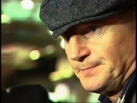 Un visiblemente consternado Liam Neeson tras la muerte de su esposa